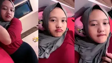 Bokep Jilbab Binal Nyepong Suami Sambil Live poster