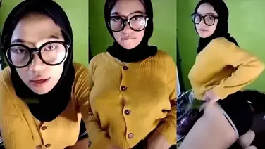 Bokep Jilbab Ukhti Nunjukin Dada Karena Disawer poster