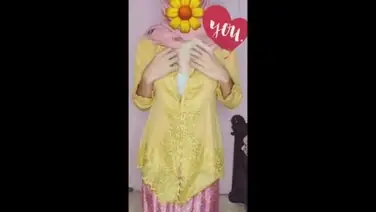 Kebaya Hijab Pink Unjuk Keberanian di Live poster